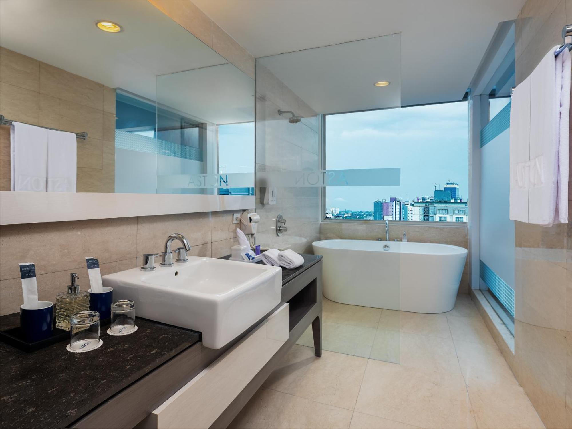 Aston Makassar Hotel & Convention Center Eksteriør bilde